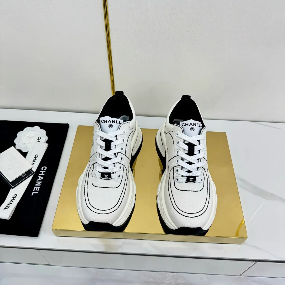 👟👟Ex-factory price 680👟👟 Upgraded version, upgraded version, upgraded version! No rebuttal accepted! ! ! ! Chanel Chanel panda shoes! 2025 counter's top casual sports shoes. This classic design; the upper is electro-embroidered with a variety of techniques; the outsole is fashionable and sporty; the unusual inclusion of a variety of color matching elements... The diversified mix and match is very good-looking and versatile, and can be used for leisure, fashion, sports, and outdoor... ꫛꫀꪝ Go➫ Materials: ❶Upper made of: original imported first-layer silk cowhide + original waterproof cloth + original first-layer cowhide ❷Inner lining: Original Yangli+Net ❸Outsole based on: Original TPU combination outsole Counter boutique packaging complete set for women 35–41 👉 👉 👉 👉